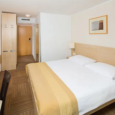 Отель Valamar Bellevue
